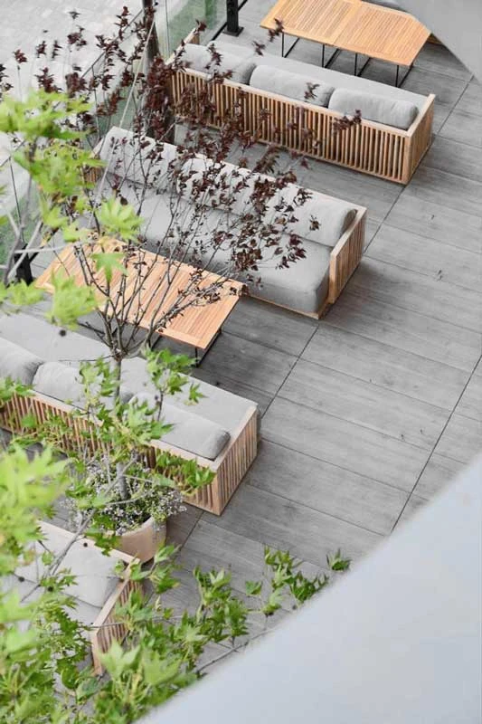 Płytki drewnopodobne dostępne są w wielu formatach i odcieniach.webp